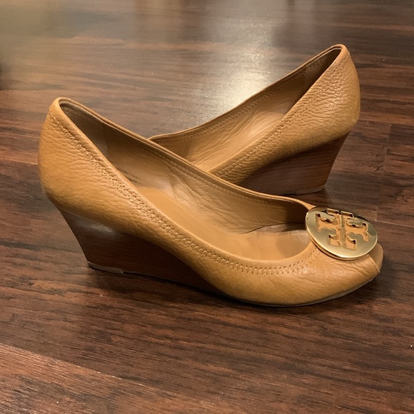 TORY BURCH TAN LEATHER PEEP TOD WEDGE HEELS - Picture 2 of 9